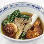 Asiatisk suppe med kongekrabbeboller