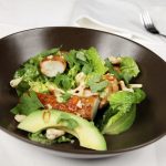 Salat med kongekrabbe, cashew og avokado